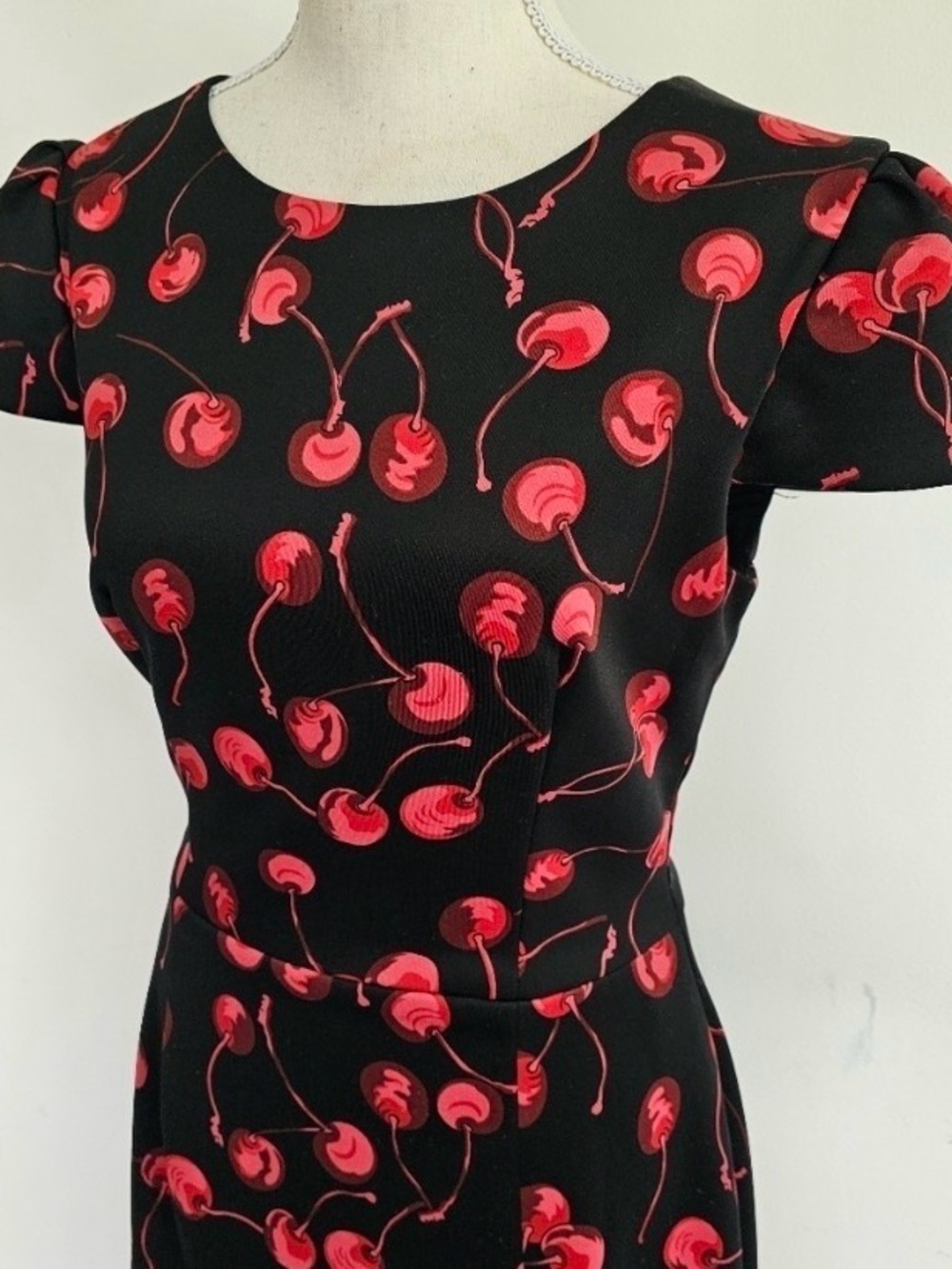 🍒 Betsey Johnson Black Cherry Print Bodycon Rockabilly Sheath Dress Size 8 🍒 - Picture 2 of 7